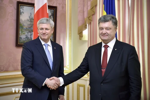 Tổng thống UKraine Petro Poroshenko (phải) và Thủ tướng Canada Stephen Harper (trái) trong cuộc gặp tại Kiev ngày 6/6. (Nguồn: AFP/TTXVN)