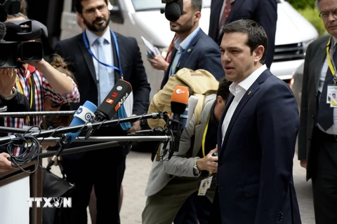 Thủ tướng Hy Lạp Alexis Tsipras trả lời phỏng vấn báo chí trước Hội nghị Liên minh châu Âu ở Brussels, Bỉ ngày 26/6. (Nguồn: AFP/TTXVN)