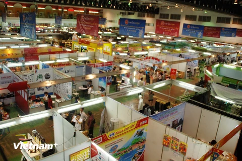 Toàn cảnh các gian hàng tại Hội chợ Thương mại Lào-Việt 2015. (Ảnh: Phạm Kiên/Vietnam+)