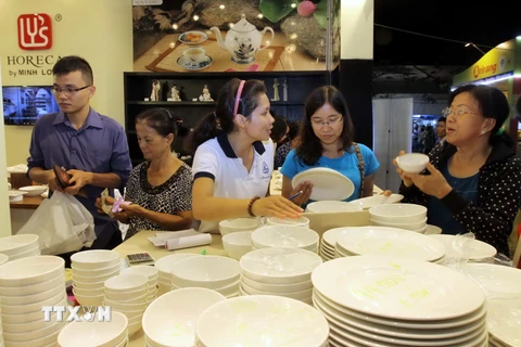 Hàng Việt Nam chất lượng cao ngày càng chinh phục được nhiều người tiêu dùng. (Ảnh: Thanh Vũ/TTXVN)