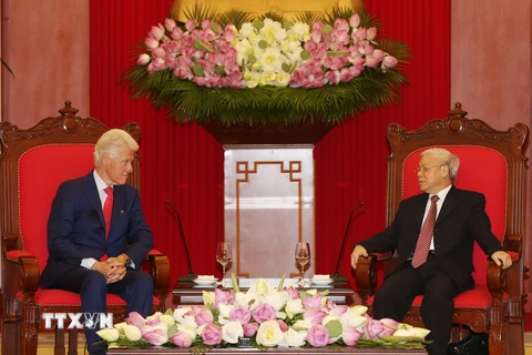 Tổng Bí thư Nguyễn Phú Trọng tiếp cựu Tổng thống Mỹ Bill Clinton đang thăm và làm việc tại Việt Nam. (Ảnh: Trí Dũng/TTXVN)