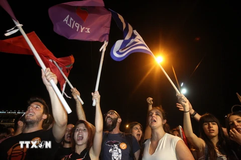 Người dân Hy Lạp ăn mừng tại thủ đô Athens sau khi kết quả trưng cầu dân ý. (Nguồn: THX/TTXVN)