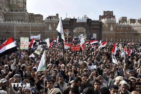 Người dân Yemen biểu tình phản đối chiến dịch không kích của liên quân Arab. (Nguồn: THX/TTXVN)