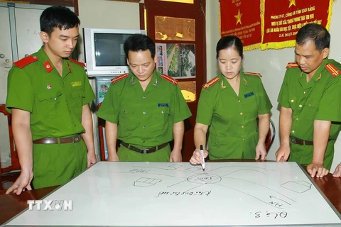 Đại tá Đàm Thị Lê, Trưởng phòng Cảnh sát điều tra tội phạm về ma túy cùng cán bộ, chiến sỹ lên kế hoạch tác chiến trong một chuyên án mới. (Ảnh: Doãn Tấn/TTXVN)