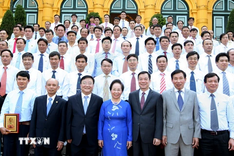 Phó Chủ tịch nước Nguyễn Thị Doan chụp ảnh kỷ niệm với các đại biểu Tập đoàn Hóa chất Việt Nam. (Ảnh: Thống Nhất/TTXVN)