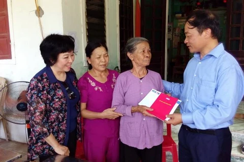 Thăm và tặng quà các gia đình liệt sỹ TTXVN tại Nghệ An, Hà Tĩnh