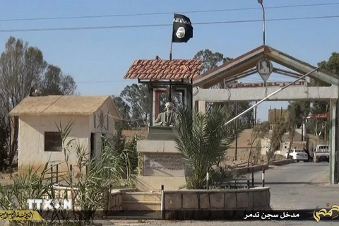 Cờ của IS cắm trên nóc một nhà tù ở Palmyra. (Nguồn: AFP/TTXVN)