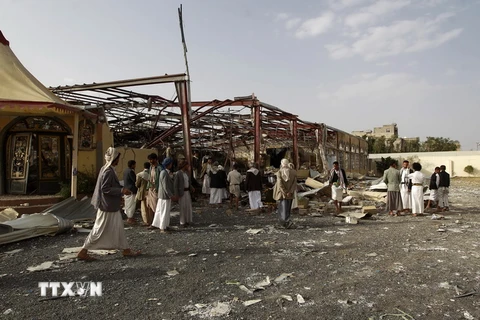 Một ngôi nhà bị phá hủy trong cuộc không kích của liên quân tại Sanaa. (Nguồn: AFP/TTXVN)