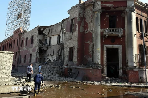 Nhân viên an ninh Ai Cập điều tra tại hiện trường lãnh sự quán sau vụ nổ. (Nguồn: AFP/TTXVN)