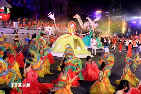 Lễ hội đường phố đa sắc màu trong Festival Biển Nha Trang-Khánh Hòa 2015. (Ảnh: Nhật Anh/TTXVN)