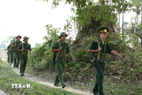 Chiến sỹ Đồn biên phòng 839 tỉnh Tây Ninh tuần tra bảo vệ vùng biên giới Việt Nam-Campuchia. (Ảnh: Phương Vy/TTXVN)