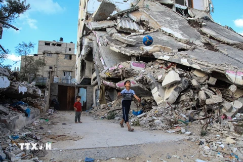 Cảnh đổ nát sau cuộc xung đột ở Gaza ngày 22/6. (Nguồn: THX/TTXVN)