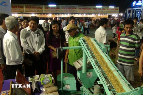 Thiết bị máy sấy lúa tại Hội chợ hàng Việt Nam chất lượng cao năm 2015. (Ảnh: Công Mạo/TTXVN)