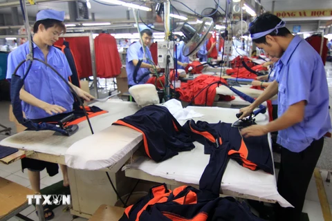 Công ty CP May Tiên Sơn Thanh Hóa chuyên may quần áo thể thao, áo sơmi và áo jacket xuất khẩu sang thị trường Hoa Kỳ và các nước khác. (Ảnh: Vũ Sinh/TTXVN)