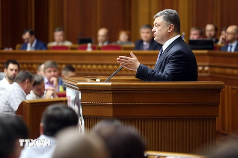Tổng thống Petro Poroshenko phát biểu tại phiên họp Quốc hội ở Kiev ngày 16/7. (Nguồn: AFP/TTXVN)