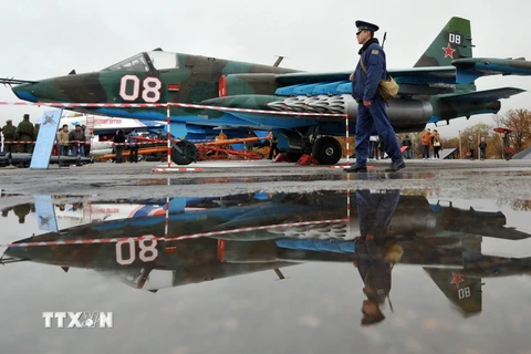 Máy bay Sukhoi Su-25 của Nga được trưng bày tại triển lãm ở căn cứ không quân Nga tại Kant, Kyrgyztan. (Nguồn: AFP/TTXVN)