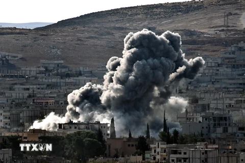 Khói bốc lên sau cuộc oanh tạc của liên quân gần thị trấn Kobane, Syria ngày 15/10/2014. (Nguồn: AFP/TTXVN)