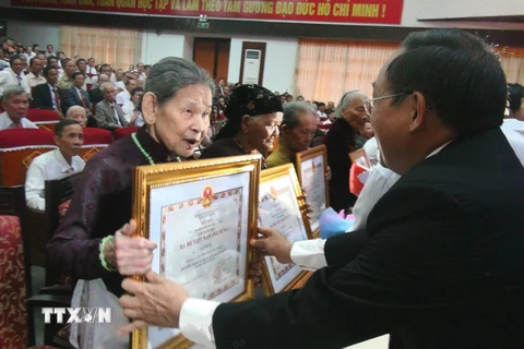 Lãnh đạo tỉnh Thừa Thiên-Huế trao tặng danh hiệu Bà mẹ Việt Nam Anh hùng cho các mẹ và đại diện gia đình. (Ảnh: Tường Vi/TTXVN)