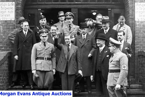 Bức ảnh chụp Vua Edward III giơ tay chào theo kiểu Đức Quốc xã năm 1937. (Nguồn: mirror.co.uk)