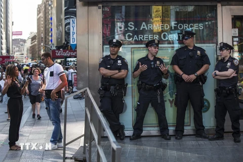 Cảnh sát Mỹ gác tại trung tâm tuyển quân trên Quảng trường Thời đại ở New York ngày 16/7. (Nguồn: AFP/TTXVN)