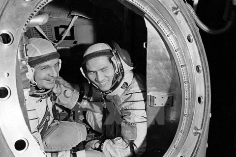 Hai nhà du hành vũ trụ Phạm Tuân và Gorbatko tại trạm huấn luyện 'Chào mừng 6, Liên Xô tháng 7/1980. (Ảnh: Tiến Dũng/TTXVN)