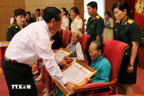 Ông Trần Minh Thống, Bí thư Tỉnh ủy Kiên Giang trao danh hiệu cao quý cho các Mẹ Việt Nam Anh hùng vừa được Nhà nước phong tặng. (Ảnh: Lê Huy Hải/TTXVN)