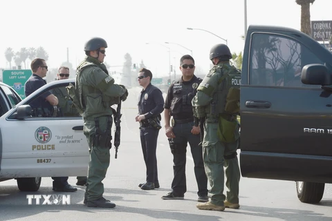 Cảnh sát điều tra tại hiện trường vụ xả súng ở Corona, California ngày 7/2. (Nguồn: AFP/TTXVN)