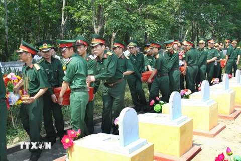 Đưa hài cốt liệt sỹ về an táng tại Nghĩa trang liệt sỹ huyện Gio Linh, Quảng Trị. (Ảnh: Hồ Cầu/TTXVN)