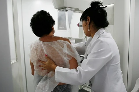 Một bệnh nhân nữ khám ung thư vú tại Anh. (Nguồn: Reuters)