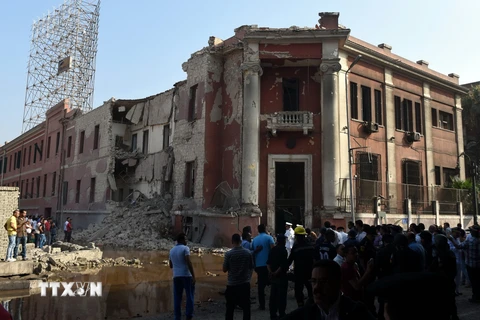 Hiện trường vụ đánh bom Lãnh sự quán Italy tại Cairo ngày 11/7. (Nguồn: AFP/TTXVN)