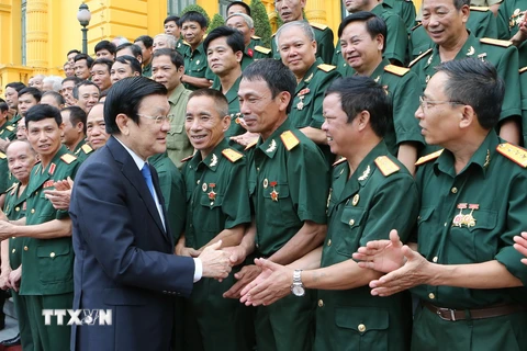 Chủ tịch nước Trương Tấn Sang gặp gỡ các cựu chiến binh Sư đoàn 313 và 314 - Quân khu 2. (Ảnh: Nguyễn Khang/TTXVN)