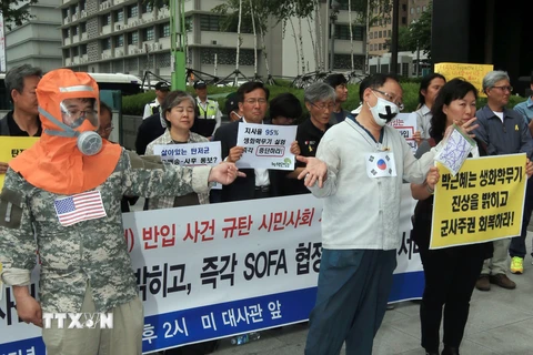 Người dân Hàn Quốc tuần hành phản đối Mỹ chuyển nhầm mẫu phẩm bệnh than tại Seoul. (Nguồn: Yonhap/TTXVN)