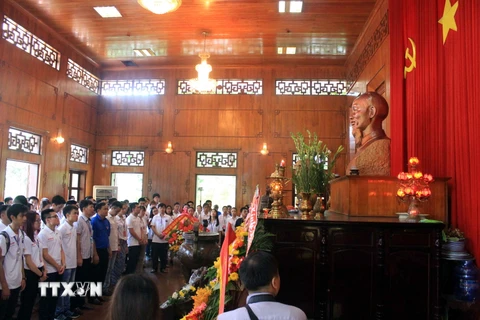 Các học sinh, sinh viên kiều bào dâng hương tại nhà tưởng niệm Chủ tịch Hồ Chủ Minh tại Khu di tích Kim Liên, Nghệ An. (Ảnh: Tá Chuyên/TTXVN)