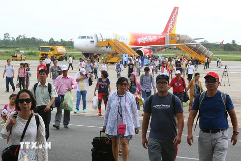 Hành khách từ Bangkok, Thái Lan, đến Cần Thơ trên chuyến bay của Hãng hàng không Thai-VietJet Air.(Ảnh: Duy Khương/TTXVN)