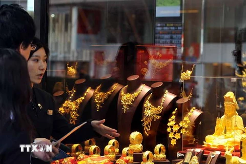 Một cửa hàng vàng tại Hong Kong. (Nguồn: AFP/TTXVN)