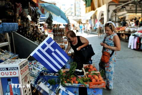 Người dân Hy lạp mua sắm tại một cửa hàng ở thành phố Thessaloniki ngày 20/7. (Nguồn: AFP/TTXVN)