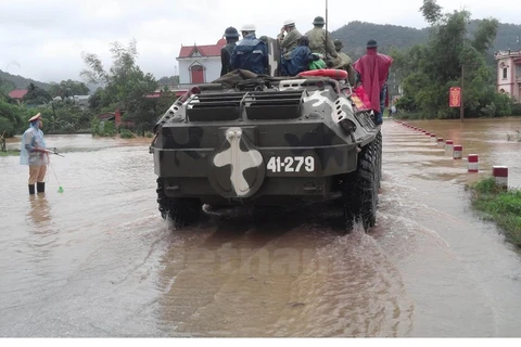 Lực lượng lính thủy đánh bộ Lữ đoàn 147 mang theo xe lội nước để giải cứu người dân bị mắc kẹt trong khu vực ngập úng ở Uông Bí, Quảng Ninh. (Nguồn: Nguyễn Hoàng/Vietnam+)