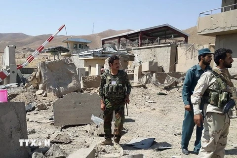 Hiện trường một vụ đánh bom bên ngoài văn phòng Lực lượng đặc nhiệm Afghanistan ở Pul-i-Alam, tỉnh Logar ngày 6/8. (Nguồn: AFP/TTXVN)