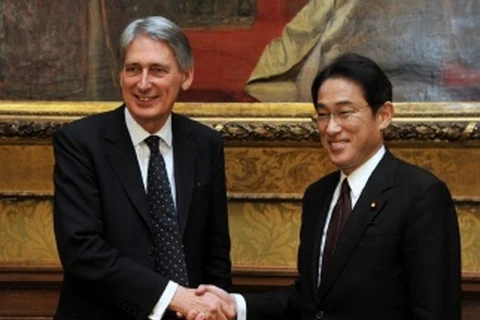 Ngoại trưởng Anh Philip Hammond và người đồng cấp Nhật Bản Fumio Kishida. (Nguồn: mofa.go.jp)