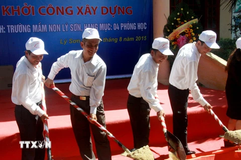 Chủ tịch Tổng Liên đoàn Lao động Việt Nam Đặng Ngọc Tùng và các đại biểu động thổ công trình. (Ảnh: Phước Ngọc/TTXVN)