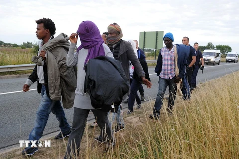 Người nhập cư tại khu vực cảng Calais, miền bắc Pháp ngày 3/8. (Nguồn: AFP/TTXVN)