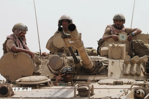 Lực lượng ủng hộ chính phủ Yemen trong chiến dịch quân sự chống phiến quân Houthi ở Aden. (Nguồn: AFP/TTXVN)
