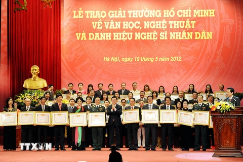 Chủ tịch nước Trương Tấn Sang trao danh hiệu Nghệ sỹ nhân dân cho 74 nghệ sỹ năm 2012. (Ảnh: Thanh Hà/TTXVN)