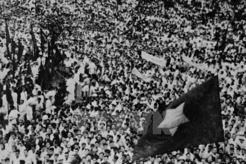Cuộc míttinh phát động khởi nghĩa giành chính quyền do Mặt trận Việt Minh tổ chức tại Nhà hát lớn Hà Nội ngày 19/8/1945. (Nguồn: Tư liệu TTXVN)