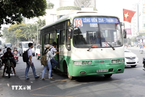 Hành khách đi xe buýt tuyến Công viên 23/9-Thạnh Lộc. (Ảnh: Hoàng Hải/TTXVN)