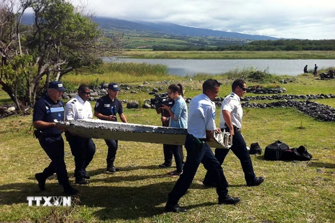 Chuyển mảnh vỡ nghi của máy bay MH370 tìm thấy trên đảo Reunion, Pháp ngày 29/7. (Nguồn: AFP/TTXVN)