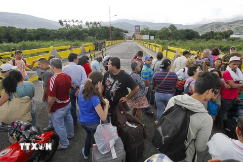 Người dân Colombia tại khu vực cửa khẩu với Venezuela ở Cucuta ngày 20/8. (Nguồn: AFP/TTXVN)