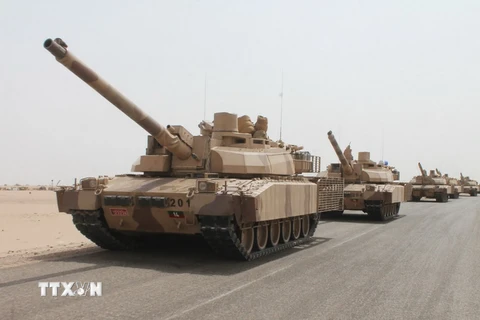 Xe quân sự của liên quân Arab do Saudi Arabia đứng đầu được triển khai ở ngoại ô Aden ngày 3/8. (Nguồn: AFP/TTXVN)