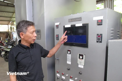 Ông Trịnh Đình Năng bên hệ thống điều khiển của lò đốt rác thải y tế. (Ảnh: Nguyễn Trình/Vietnam+)