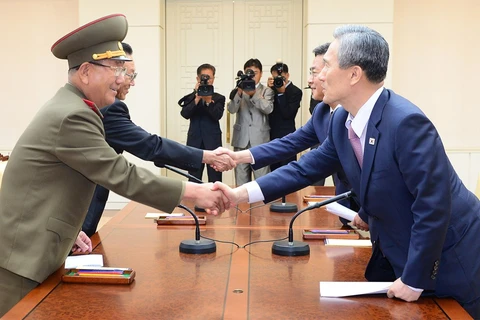 Các quan chức cao cấp Triều Tiên và Hàn Quốc sau khi kết thúc đàm phán. (Nguồn: AFP/TTXVN)